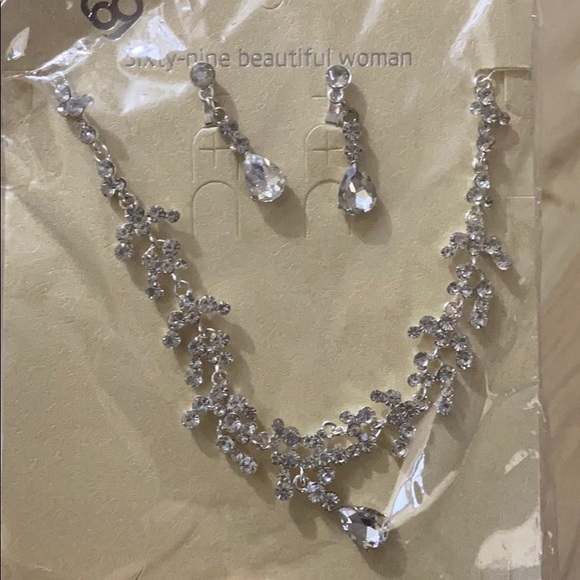 Beautiful teardrop necklace and earring set - Picture 1 of 2